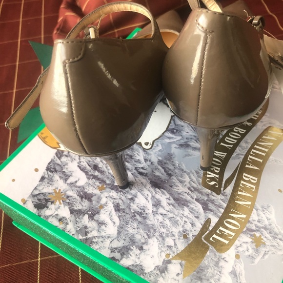 New shoes with a few flaws - Picture 3 of 7